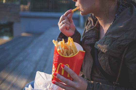 Mujer comiendo papas fritas