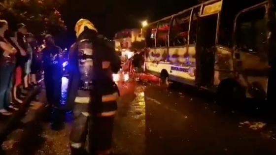 Incendio de tres buses en Medellín Incendio de tres buses en Medellín