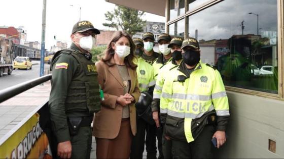 Martha Lucía Ramírez visitó varios CAI afectados en Bogotá