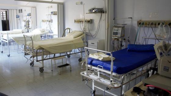 Médico conectado a un respirador Médico conectado a un respirador