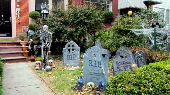 Sangrienta decoración de Halloween genera controversia en Dallas.