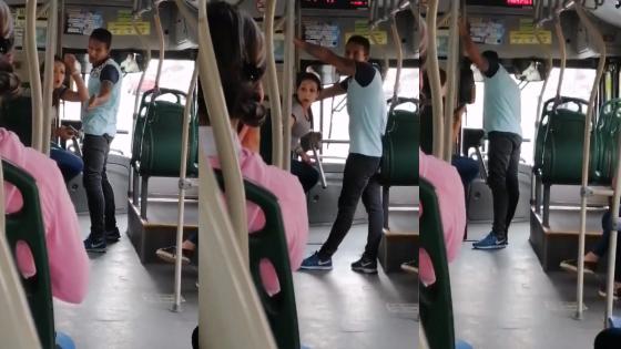 Mujer sin tapabocas en Metrolínea