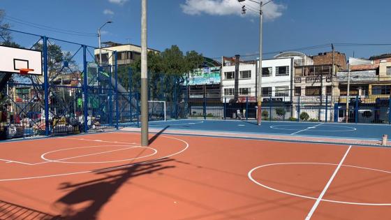 Poste de luz en cancha del barrio Restrepo generó enojo en redes sociales Poste de luz en cancha del barrio Restrepo generó enojo en redes sociales