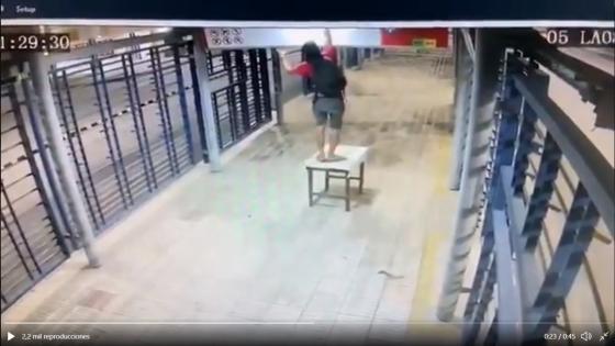Con la ayuda de una mesa, ladrón se robó tres lámparas de Transmetro Con la ayuda de una mesa, ladrón se robó tres lámparas de Transmetro