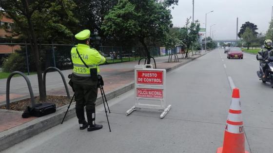 Fuertes cuestionamientos a Movilidad por piloto de parqueo en vía pública