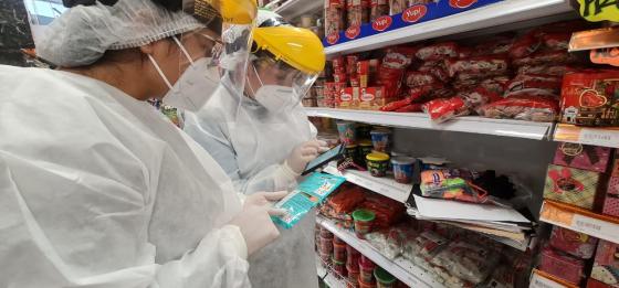 Decomisan más de 500 kilos de dulces en mal estado que serían comercializados en Bogotá Decomisan más de 500 kilos de dulces en mal estado que serían comercializados en Bogotá