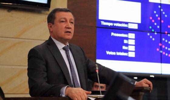 Ernesto Macías denuncia amenazas por impedir moción de censura a Mindefensa Ernesto Macías denuncia amenazas por impedir moción de censura a Mindefensa