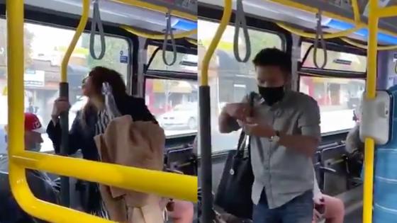 VIDEO | Mujer escupe a un pasajero y este la saca a empujones del bus