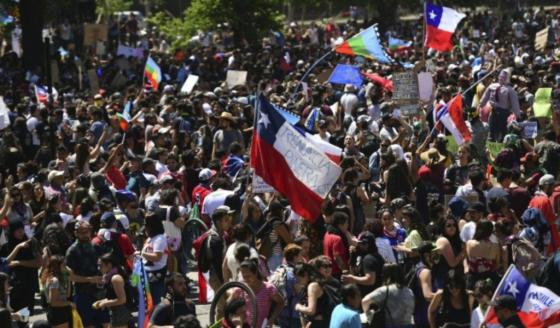 Amplia victoria del Apruebo para cambiar la Constitución en Chile Amplia victoria del Apruebo para cambiar la Constitución en Chile