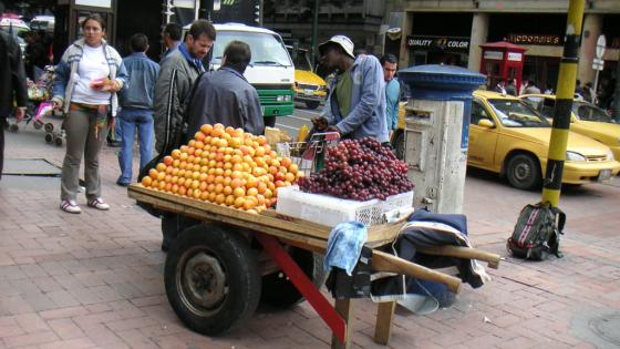 Vendedores ambulantes tendrían que pagar por uso del espacio público