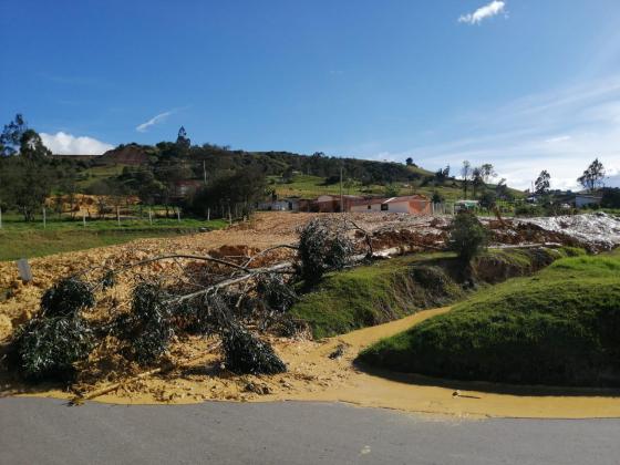 Una piscina de lodo mantiene cerrada la vía a esta hora. Las fuertes lluvias tienen en alerta de deslizamientos de tierra a casi toda la región Andina, de acuerdo con el IDEAM. 