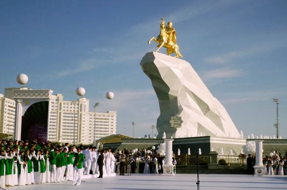 Estatua del presidente de Turkmenistán sobre un caballo akhal-teke