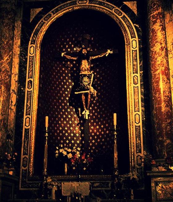 El Cristo de Mayo mantuvo en pie el muro que lo sostenía, en la Iglesia de San Agustín de Santiago de Chile