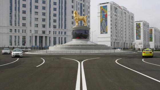 Un perro dorado de cinco metros de alto fue construido en una rotonda de Ashgabat, capital de Turkmenistán Un perro dorado de cinco metros de alto fue construido en una rotonda de Ashgabat, capital de Turkmenistán
