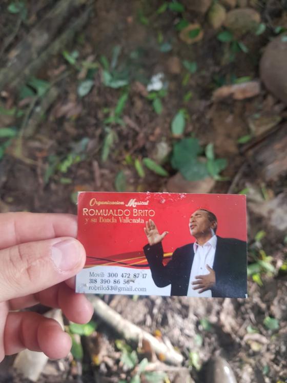 Esta tarjeta fue encontrada en el sitio del accidente donde perdió la vida el maestro Romualdo Brito