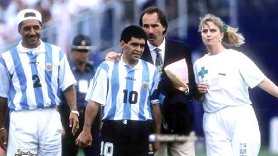 Sue Carpenter escoltó a Maradona a la salida de su último partido con la albiceleste.