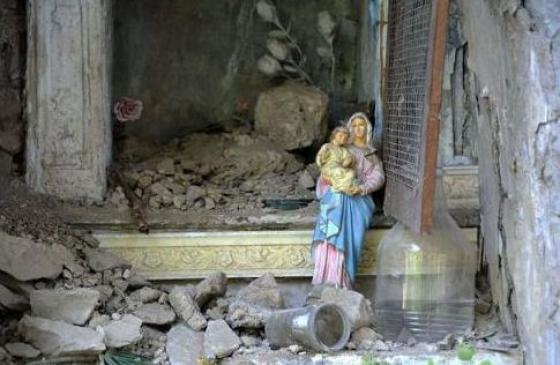 Esta pequeña figura de la virgen, con su niño en brazos, fue hallada entre los escombros del terremoto en Amatrice