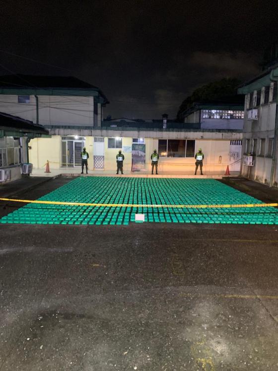 En lo corrido del 2020 la Policía Nacional ha desarrollado diferentes campañas en contra del narcotráfico en los puertos marítimos del país, en donde han logrado la incautación de 9 toneladas de clorhidrato de cocaína, todo esto gracias a los efectivos y contundentes controles de la Compañía de Antinarcóticos de control Portuario de Buenaventura. En lo corrido del 2020 la Policía Nacional ha desarrollado diferentes campañas en contra del narcotráfico en los puertos marítimos del país, en donde han logrado la incautación de 9 toneladas de clorhidrato de cocaína, todo esto gracias a los efectivos y contundentes controles de la Compañía de Antinarcóticos de control Portuario de Buenaventura.