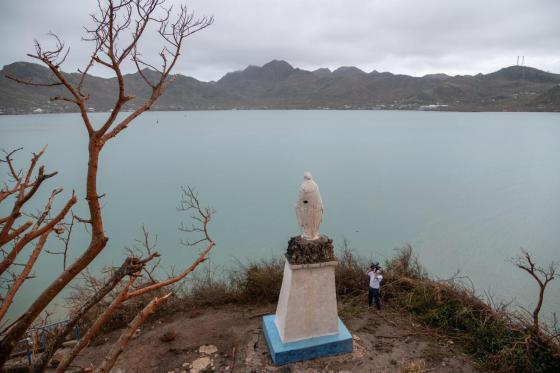 Esta estatua de la Virgen de la Inmaculada Concepción resistió el paso del huracán Iota.