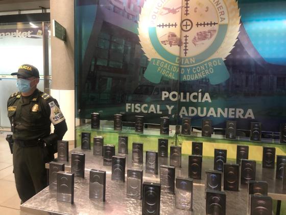 Policía incautó cargamento de IPhone 12 contrabandeado Policía incautó cargamento de IPhone 12 contrabandeado