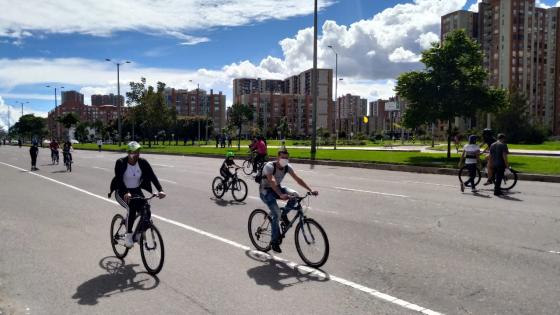 Personas disfrutando la ciclovía bogotana.