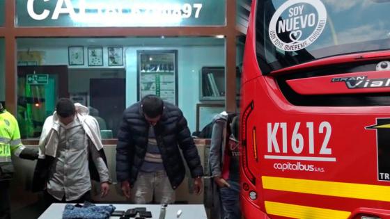 Mujer fue apuñalada durante atraco masivo en Transmilenio Mujer fue apuñalada durante atraco masivo en Transmilenio