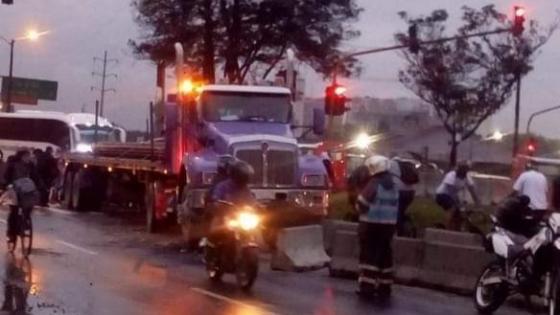 Camión chocó contra bicicarril en la Calle 13