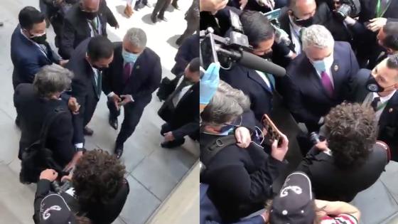 "Paramilitar" le gritaron al presidente Duque en Bolivia "Paramilitar" le gritaron al presidente Duque en Bolivia