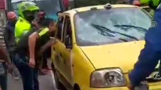 VIDEO | Turba enfurecida intenta linchar a presuntos delincuentes en Kennedy VIDEO | Turba enfurecida intenta linchar a presuntos delincuentes en Kennedy