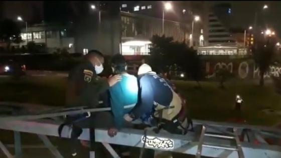 VIDEO | Policía evita el suicidio de una mujer en Bogotá VIDEO | Policía evita el suicidio de una mujer en Bogotá
