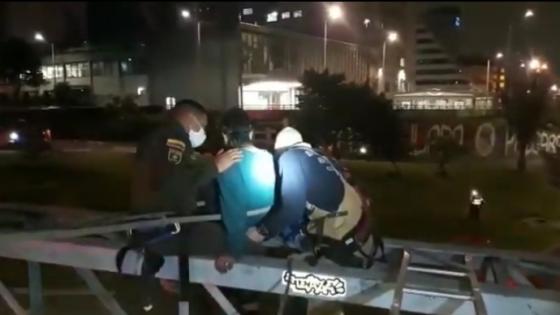 VIDEO | Policía evita el suicidio de una mujer en Bogotá 