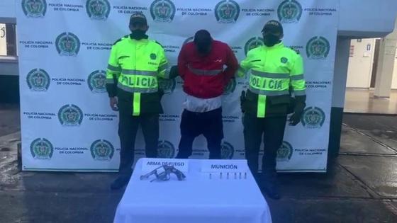 Policía frusta robo a local de giros y ciudadanos le dan paliza al presunto ladrón Policía frusta robo a local de giros y ciudadanos le dan paliza al presunto ladrón
