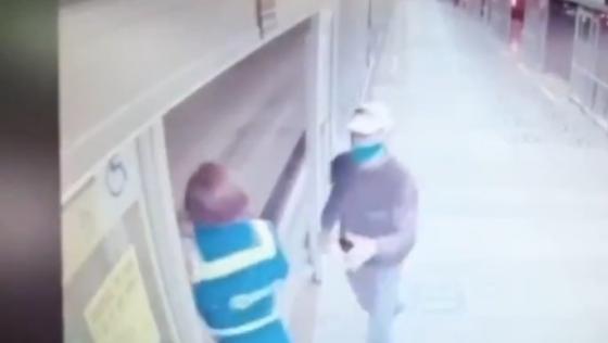 VIDEO | Atracan con puñal a taquillera de Transmilenio VIDEO | Atracan con puñal a taquillera de Transmilenio