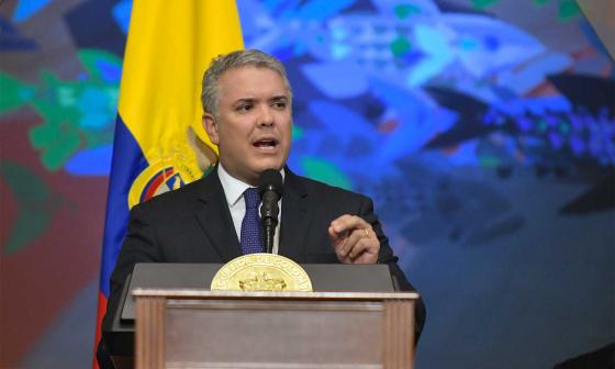 Duque atribuye aumento de contagios a aglomeraciones en Día de Velitas