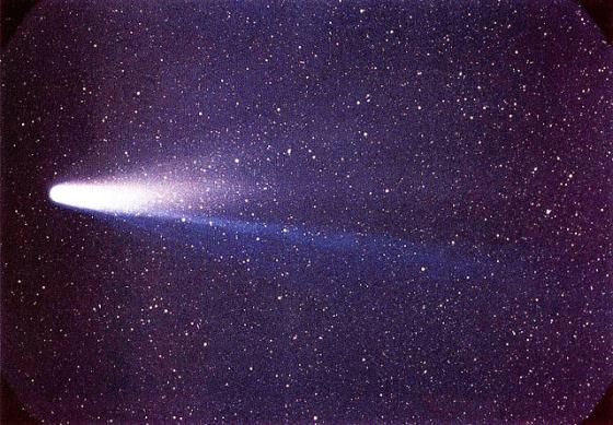 El cometa Halley es un cuerpo celeste de brillo poco discreto y mucho movimiento. Sin embargo, según las cuentas de los astrónomos, no apareció para la fecha que nos atañe