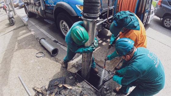 Botar basura a las alcantarillas le cuesta más de 26 mil millones a Bogotá Botar basura a las alcantarillas le cuesta más de 26 mil millones a Bogotá