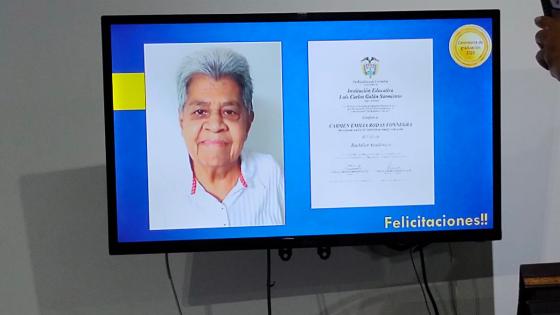 Primera adulta mayor que se gradúa de bachiller virtualmente