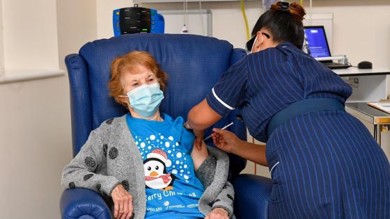 Una mujer de 90 años, la primera del mundo en recibir la vacuna de Pfizer Una mujer de 90 años, la primera del mundo en recibir la vacuna de Pfizer