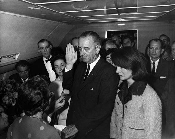 Lyndon B. Johnson tomó el juramento desde el Air Force One. Lyndon B. Johnson tomó el juramento desde el Air Force One.
