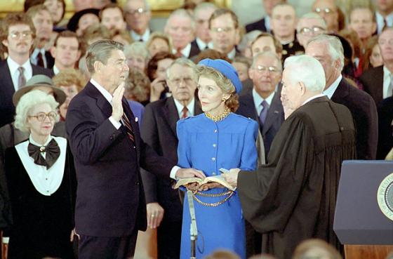 Reagan juró dos veces para comenzar su segundo mandato: una en el hall de la Casa Blanca y otra en el ala oeste del Capitolio.