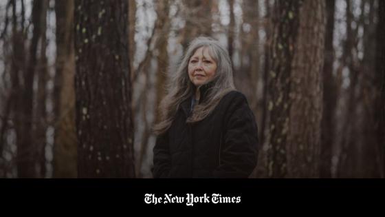 Candy Grossi, una seguidora de Trump, dice que estaba harta de la mayoría de republicanos electos y solo confiaba en el canal de derecha One America News Network. Candy Grossi, una seguidora de Trump, dice que estaba harta de la mayoría de republicanos electos y solo confiaba en el canal de derecha One America News Network.
