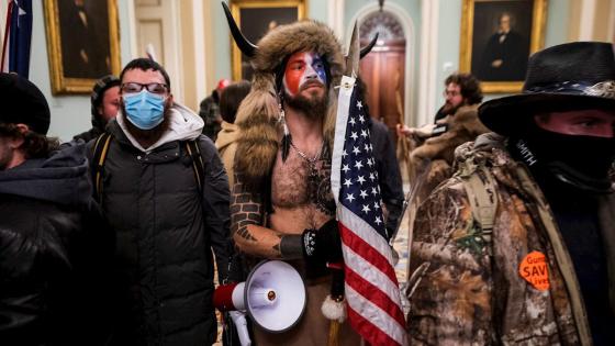 Ataque al Capitolio: ¿que hay tras el hombre de los cuernos?