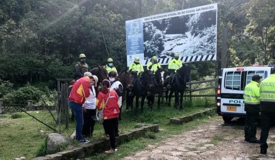 Desalojo en vereda Los Cerezos Desalojo en vereda Los Cerezos