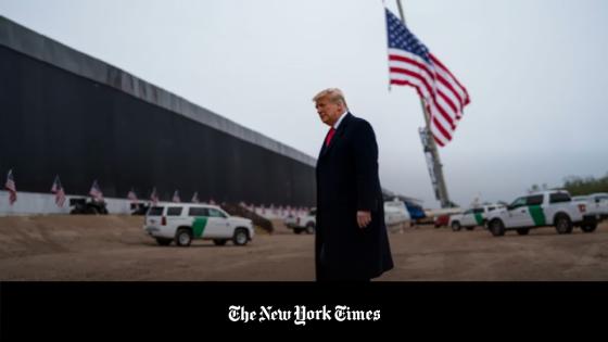 El presidente Donald Trump hace un recorrido por la construcción del muro fronterizo a lo largo de la frontera mexicana cerca de Álamo, Texas, el 12 de enero de 2021.