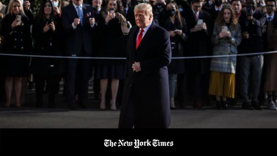 El presidente Donald Trump saluda a una multitud en la Casa Blanca en Washington, el martes 12 de enero de 2021, antes de abordar el Marine One para un viaje a Alamo, Texas. 