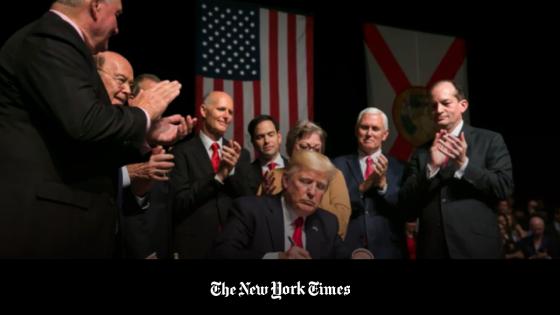 El presidente Donald Trump, junto con líderes republicanos, firma documentos políticos en Miami el 16 de junio de 2017, revirtiendo cambios de la era de Obama que aliviaron las relaciones entre Estados Unidos y Cuba.