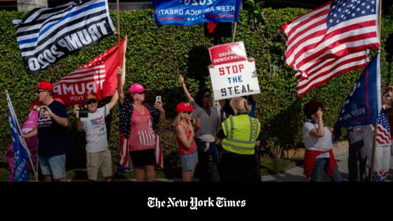 Partidarios del presidente Donald Trump se reúnen en las calles mientras pasa su comitiva presidencial, en West Palm Beach, Florida, el jueves 31 de diciembre de 2020. 