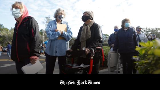 Barbara Johnston, a la izquierda, y Paula Richards esperan en la fila el 29 de diciembre de 2020, en la Biblioteca Regional del condado East en Lehigh Acres, Florida, donde el Departamento de Salud de Florida en el condado de Lee está ofreciendo una cantidad limitada de vacunas contra la COVID-19 a trabajadores sanitarios de alto riesgo en la primera línea de defensa y a las personas mayores de 65 años. 