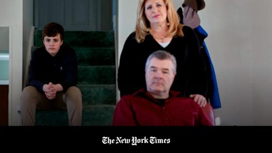 John y Cathleen Reichert con su hijo, James, en su casa de Boulder, Colorado, el 15 de enero de 2021. 