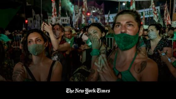 Personas partidarias del derecho al aborto celebran en Buenos Aires el miércoles, después de que Argentina se convirtiera en la mayor nación de América Latina en legalizar el aborto. Personas partidarias del derecho al aborto celebran en Buenos Aires el miércoles, después de que Argentina se convirtiera en la mayor nación de América Latina en legalizar el aborto.